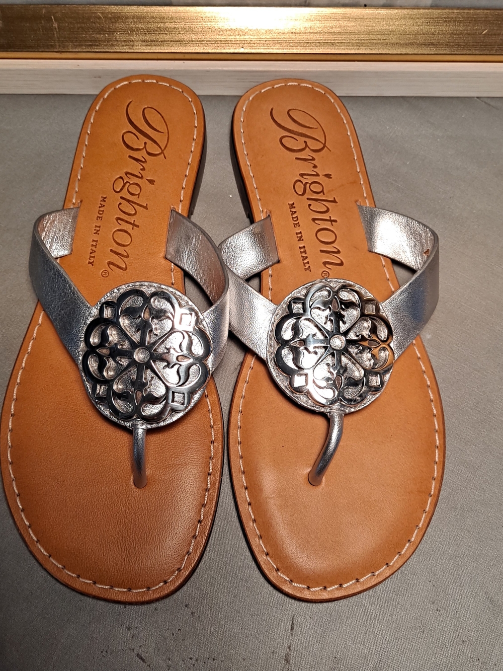 Brighton Alice Metallic Silver Leather Thong Sandal Ferrara Silver Medallion 6.5